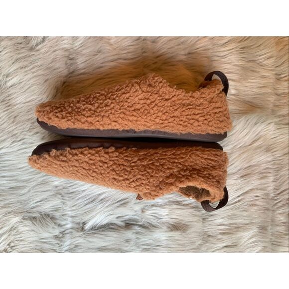 UGG Plushy Slipper Size 7 - Picture 3 of 9